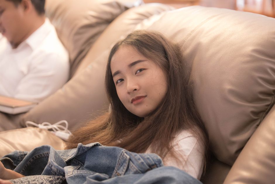 休んでも疲れが取れない女性のイメージ（アイキャッチ）