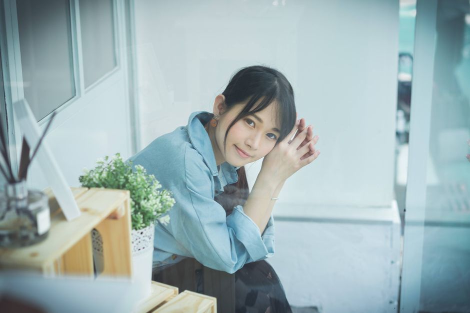 一人の心地よさを味わう女性