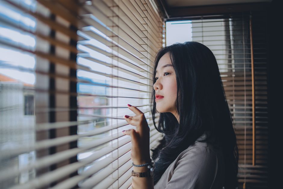 一人の部屋で静かに過ごす様子