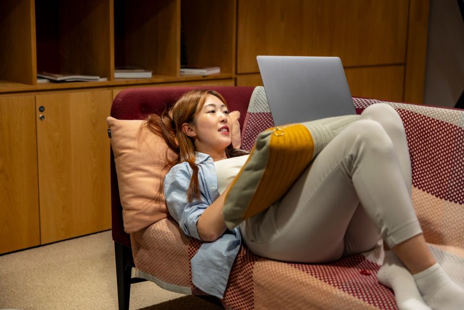 疲れた表情で一息つく様子