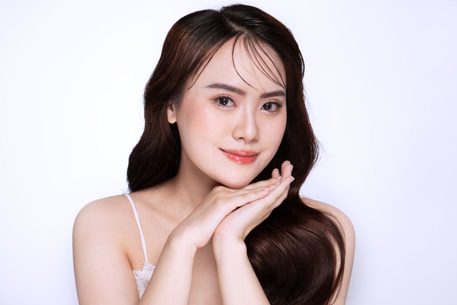 トリートメントをする女性