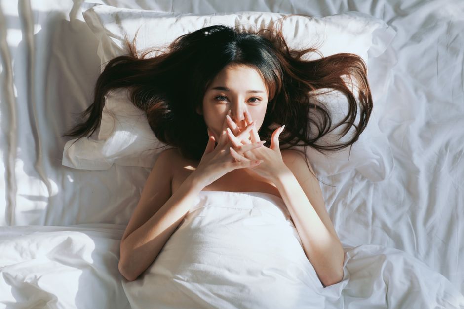 すっきり早起きできた朝の女性