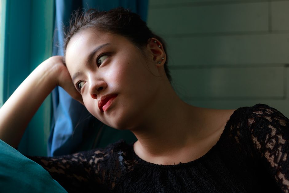 自分を責めてしまう気持ちと向き合う女性