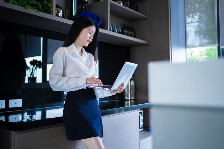 前向きに取り組む女性の様子