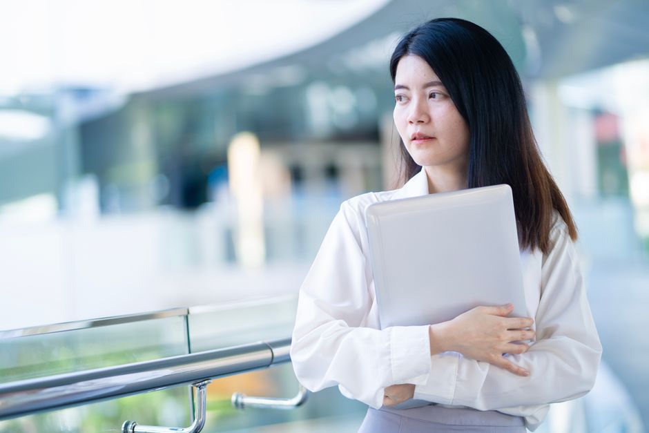 やりたいことが分からず悩む30代女性のイメージ（アイキャッチ）