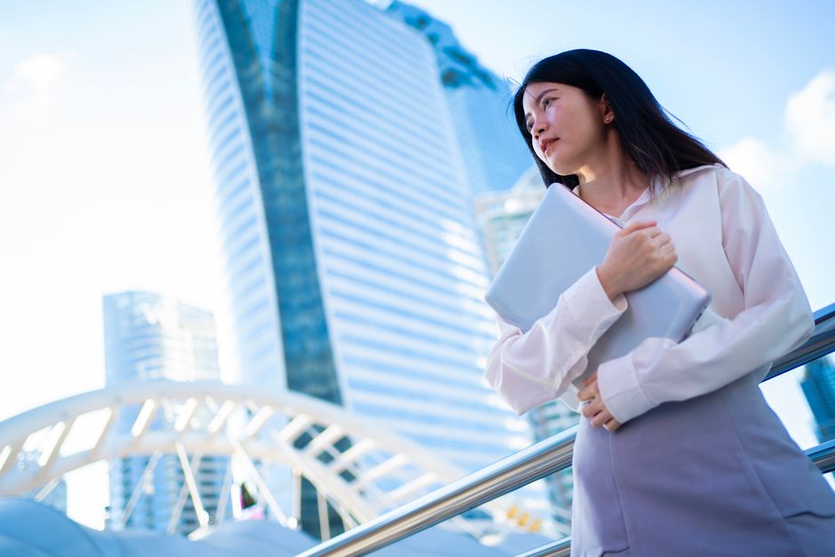 一歩踏み出そうとする女性
