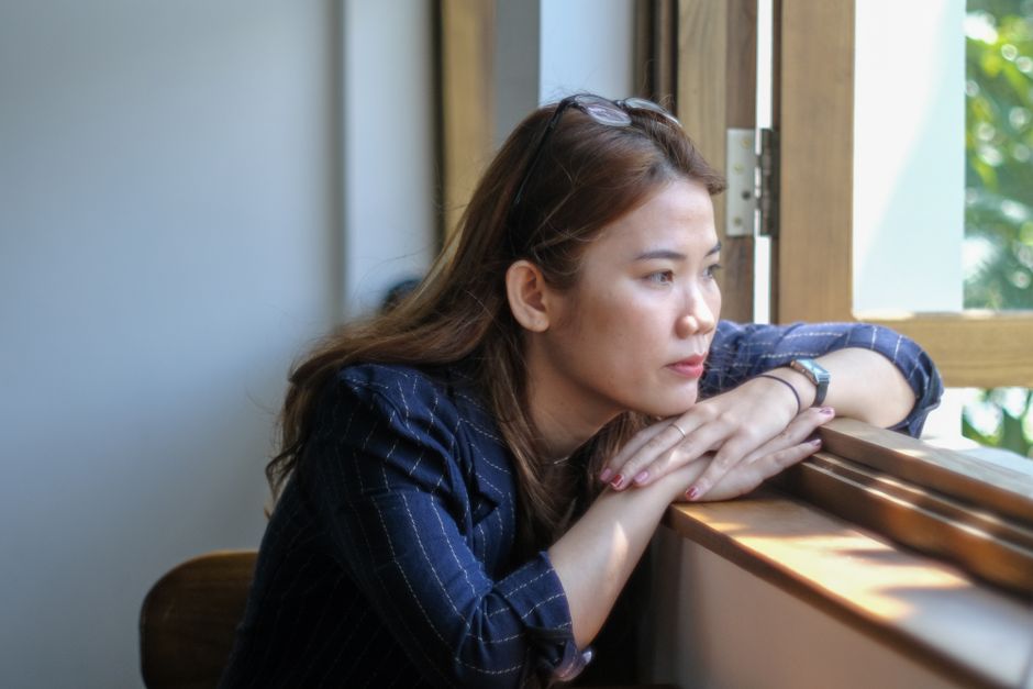 窓辺で気持ちを整理する様子