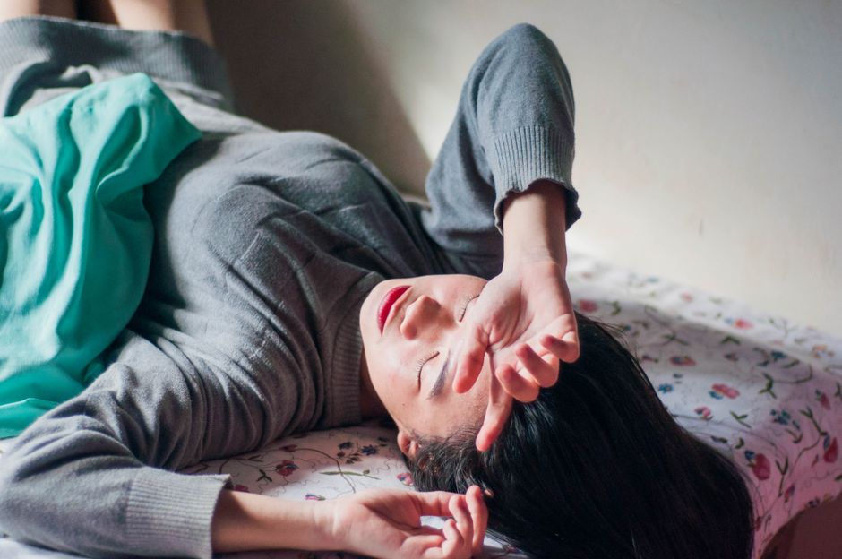 毎朝仕事に行きたくないと感じる女性のイメージ（アイキャッチ）
