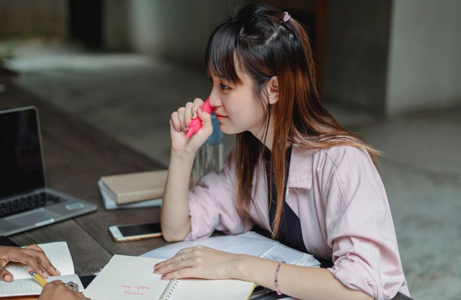 前向きな表情の女性