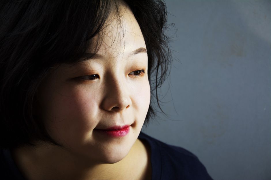 自己肯定感が低いと感じ考え込む女性のイメージ（アイキャッチ）