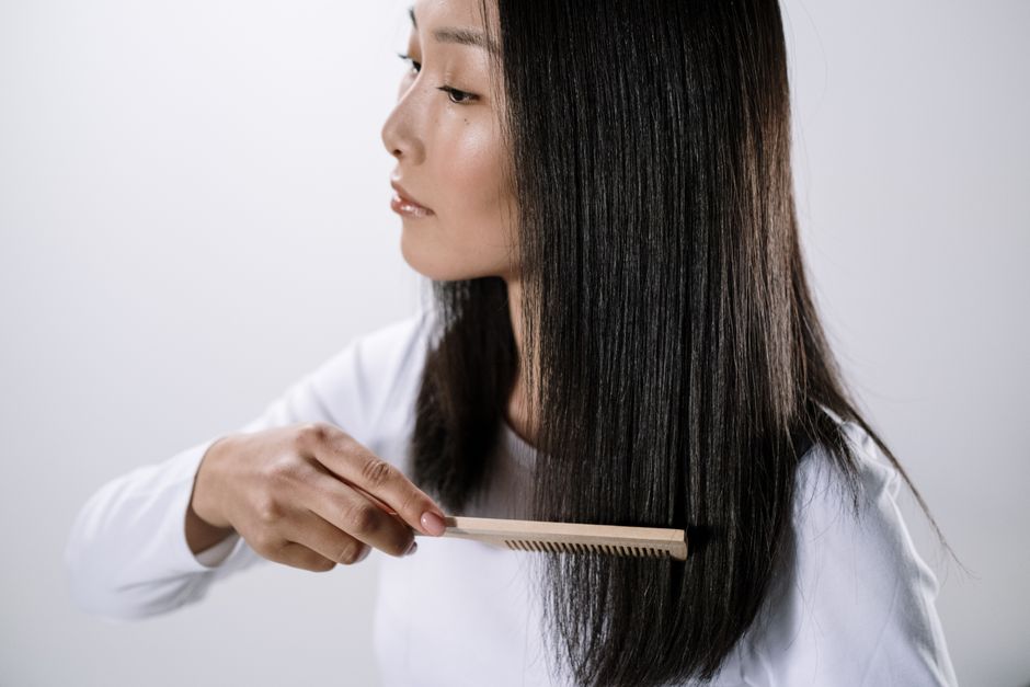 髪のパサつきに悩む女性のイメージ（アイキャッチ）