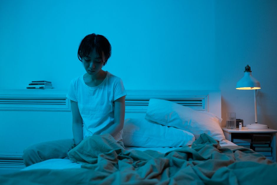 夜の静けさの中で不安を感じる場面