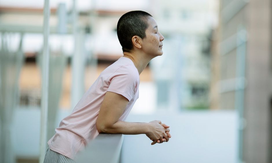 肩の力を抜いて息をつく女性
