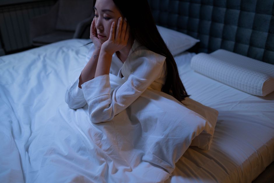 穏やかに眠りにつく女性の様子