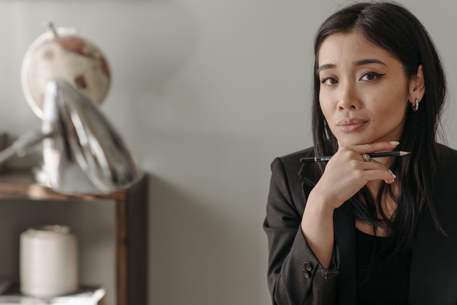 仕事が向いてないか悩む女性のイメージ（アイキャッチ）