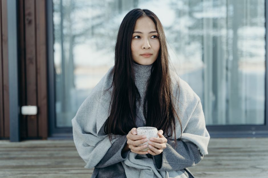 冷え性に悩む女性のイメージ（アイキャッチ）