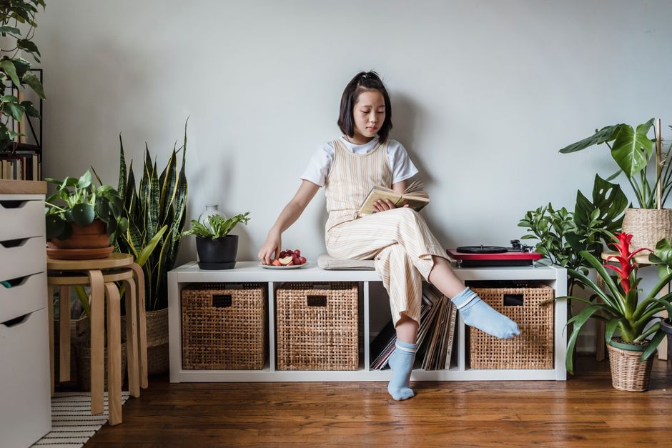 すっきり片付いた部屋で寛ぐ様子
