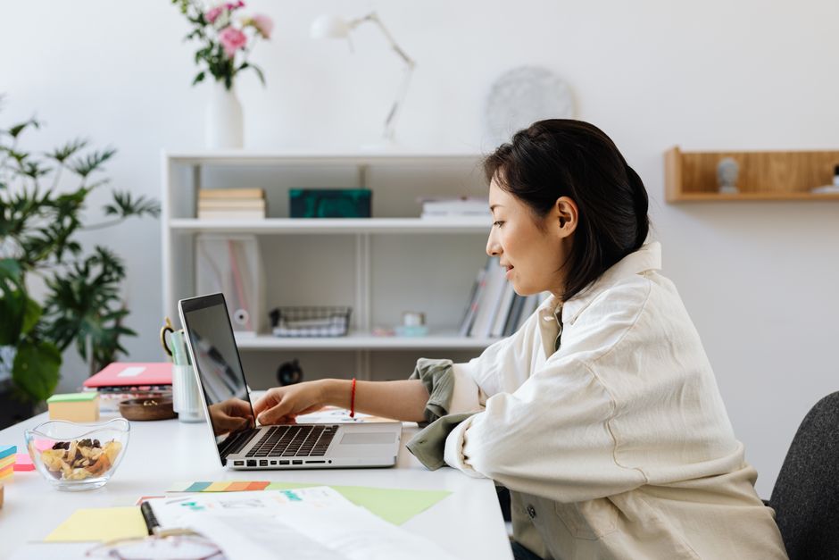 在宅で作業する女性