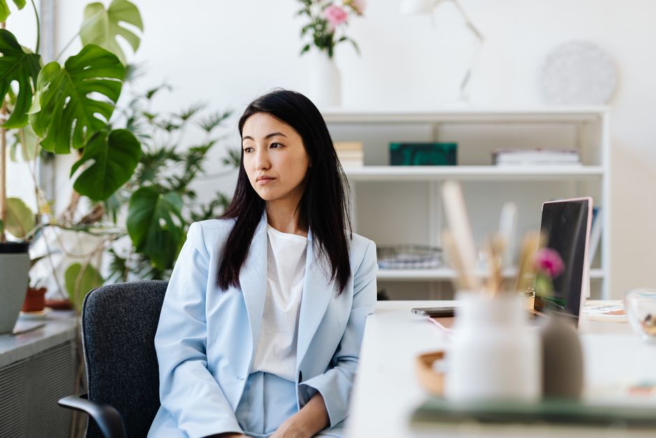 前を向いて仕事に戻る女性