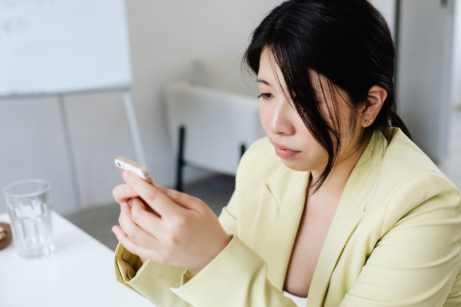 彼氏との連絡頻度に悩み考え込む女性