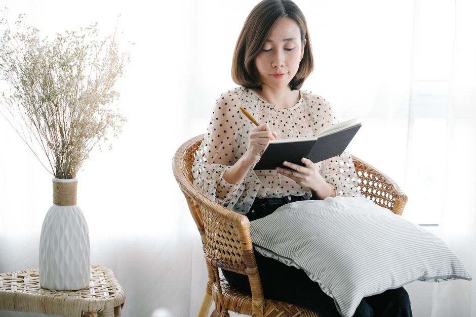 ノートに計画を書く女性