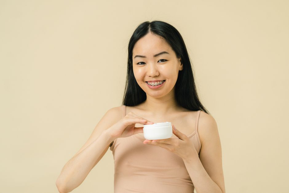 スキンケアで自分を整える様子