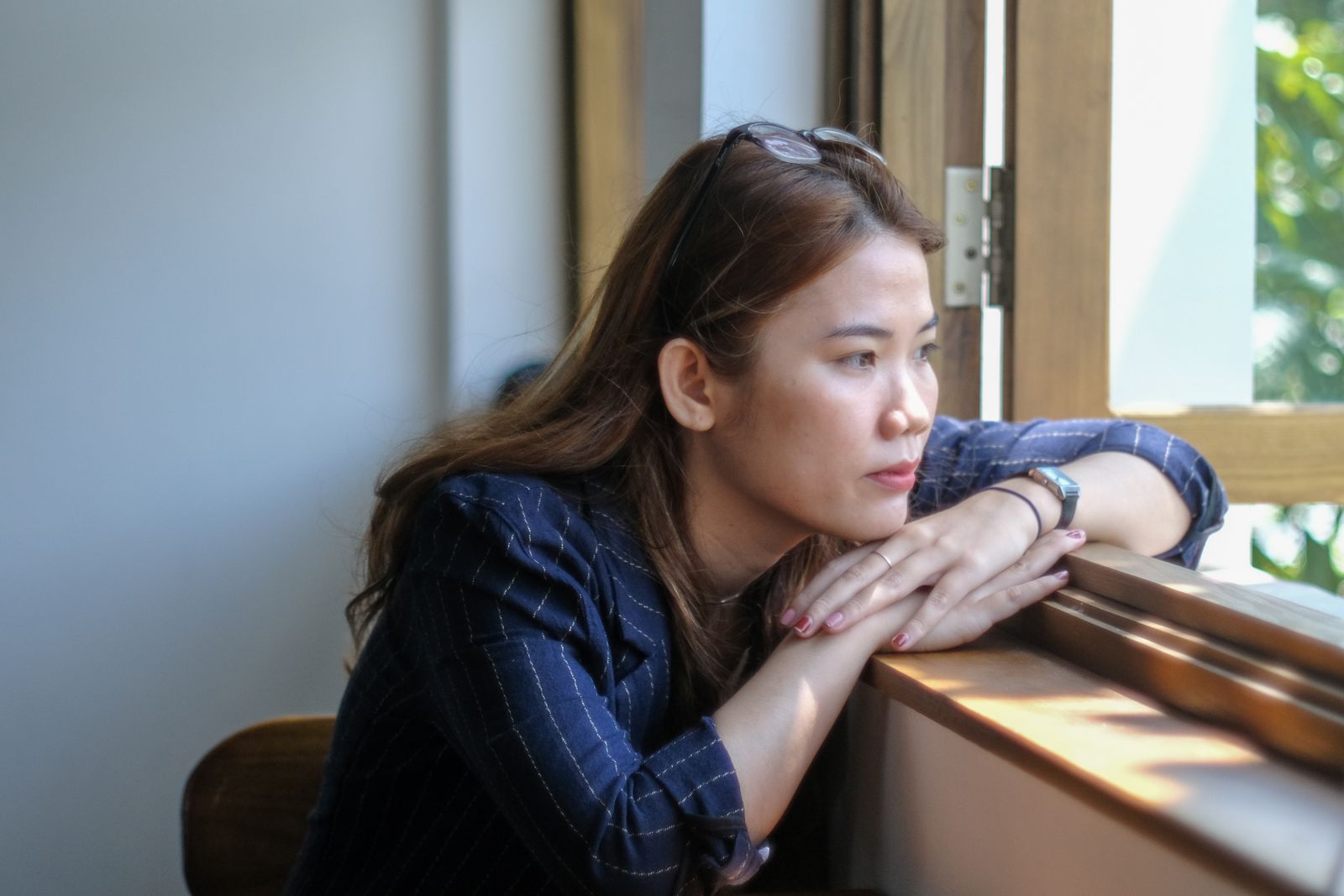 漠然とした不安を抱える女性のイメージ(アイキャッチ)