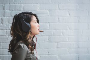 つらさの相談先を探す女性のイメージ（アイキャッチ）