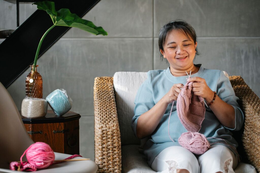 おうちで一人時間を楽しむ女性のイメージ(アイキャッチ)