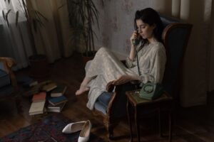 浮気の疑いに苦しむ女性のイメージ（アイキャッチ）