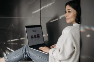 キャリアチェンジを考える30代女性のイメージ（アイキャッチ）