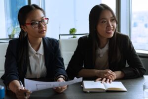キャリアに迷い相談したい女性のイメージ（アイキャッチ）