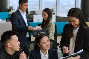 職場の苦手な人にストレスを感じる女性のイメージ（アイキャッチ）