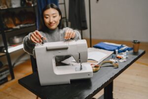 断捨離を始める女性のイメージ（アイキャッチ）
