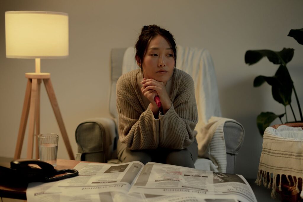 人の目が気になって疲れる女性のイメージ（アイキャッチ）