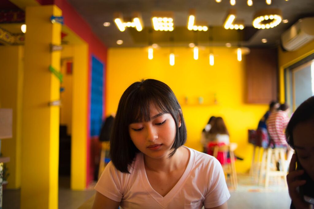 復縁 相談 どこに悩む女性のイメージ