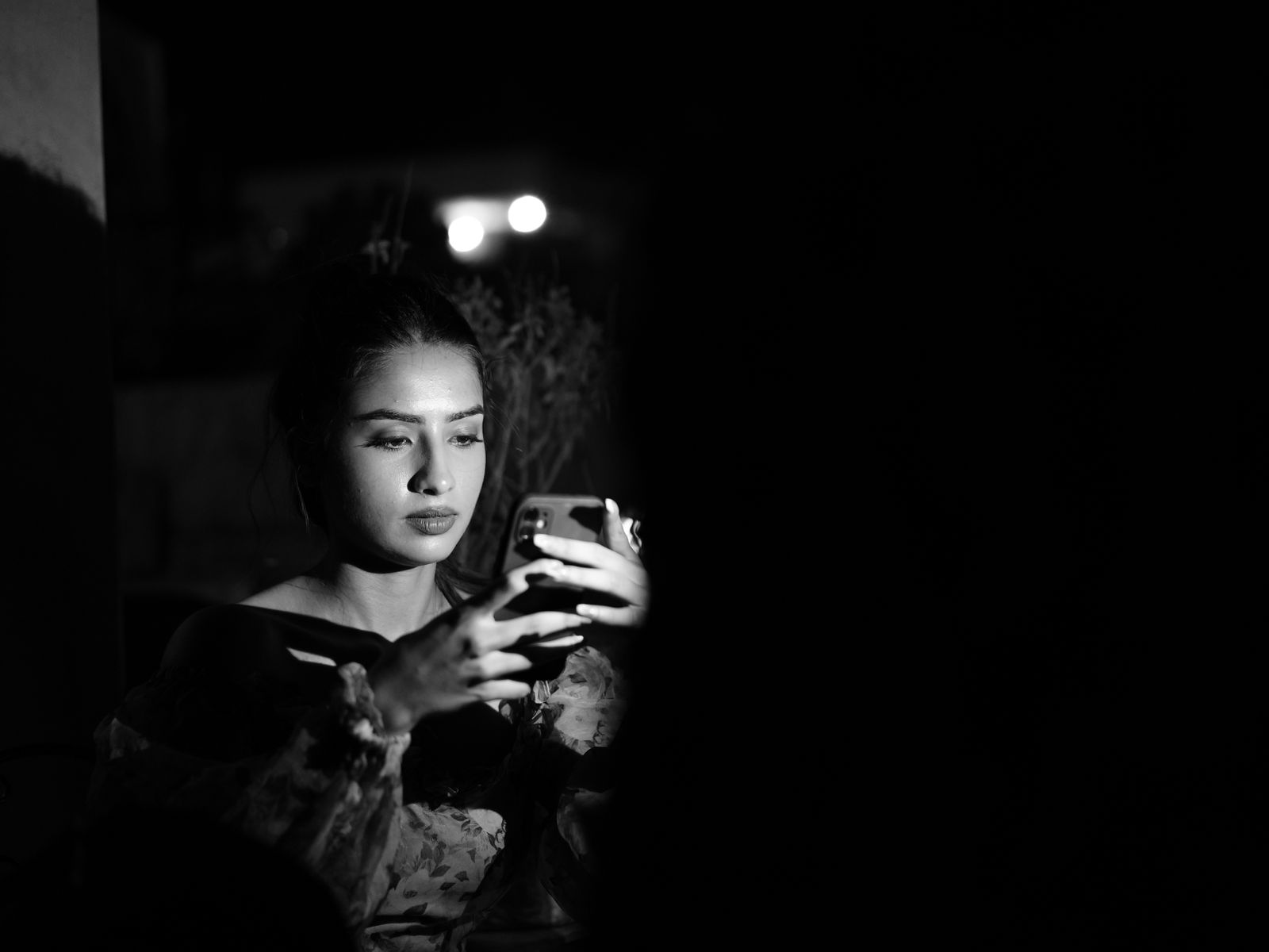 コーチ 比較 落ち込むについて考える女性の様子