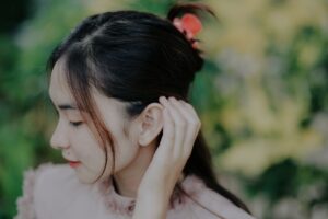 簡単ヘアアレンジに挑戦する女性のイメージ（アイキャッチ）