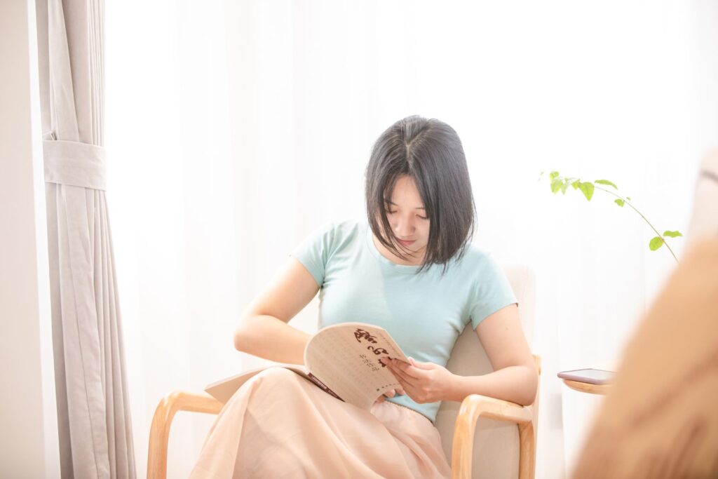 セラピスト 新規客 来ないに悩む女性のイメージ