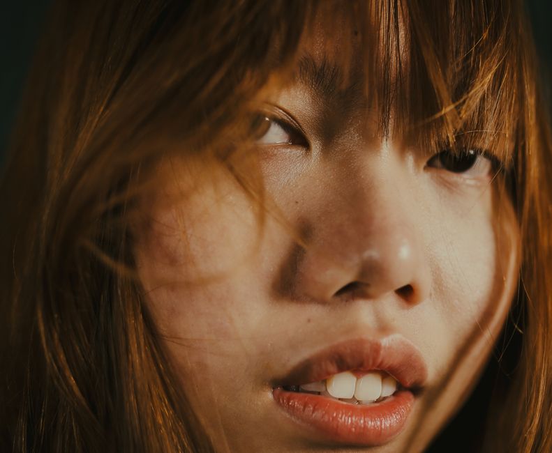 就寝前にケアをする女性