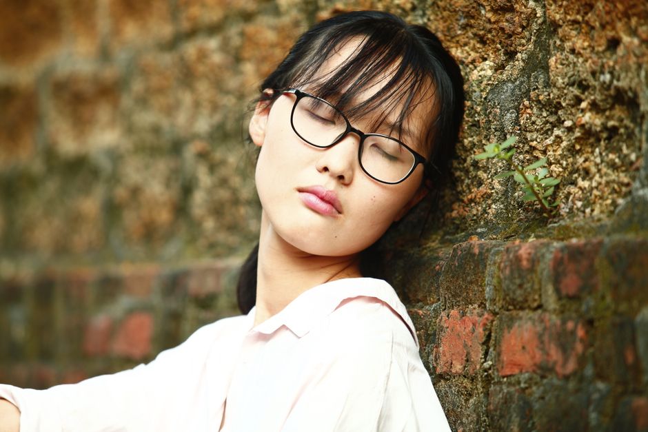 前を向いて歩き出す女性