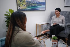 転職エージェント 使い方 初めてに悩む女性のイメージ