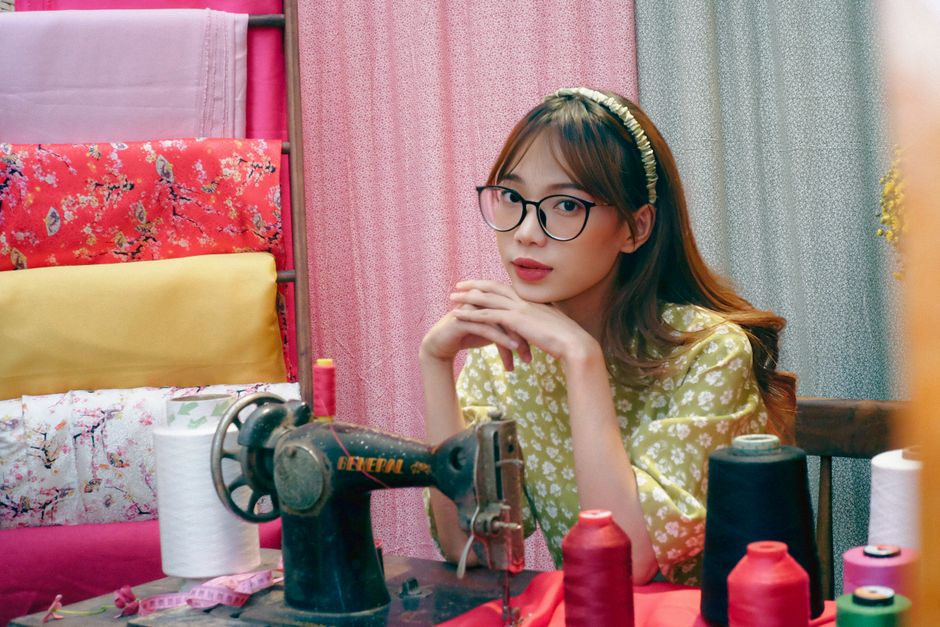 垢抜けを目指して自分磨きをする女性のイメージ(アイキャッチ)