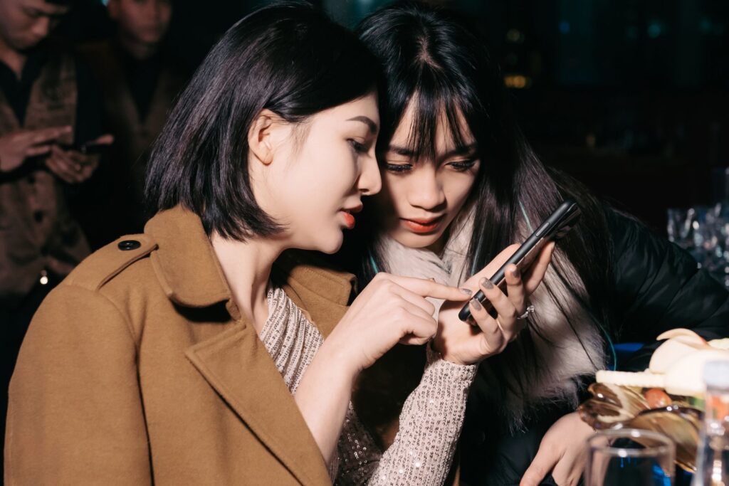 占い師 LINE 予約 導線に悩む女性のイメージ