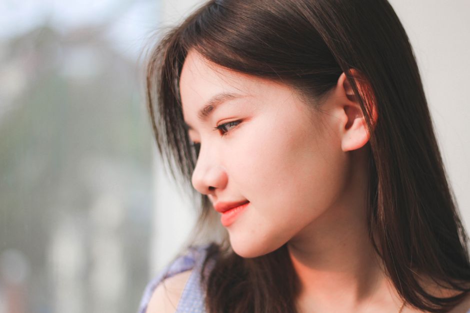 自然な笑顔の女性