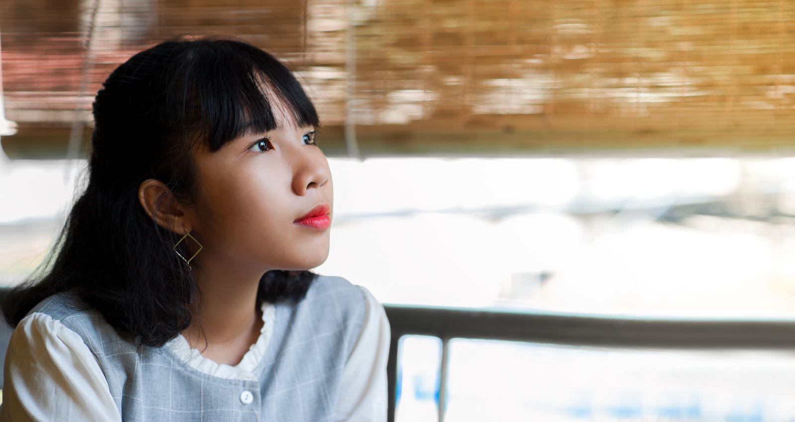 カウンセリング 泣いてしまうに悩む女性のイメージ
