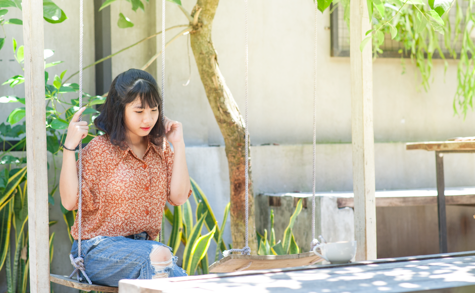 窓辺で関係を考え込む女性