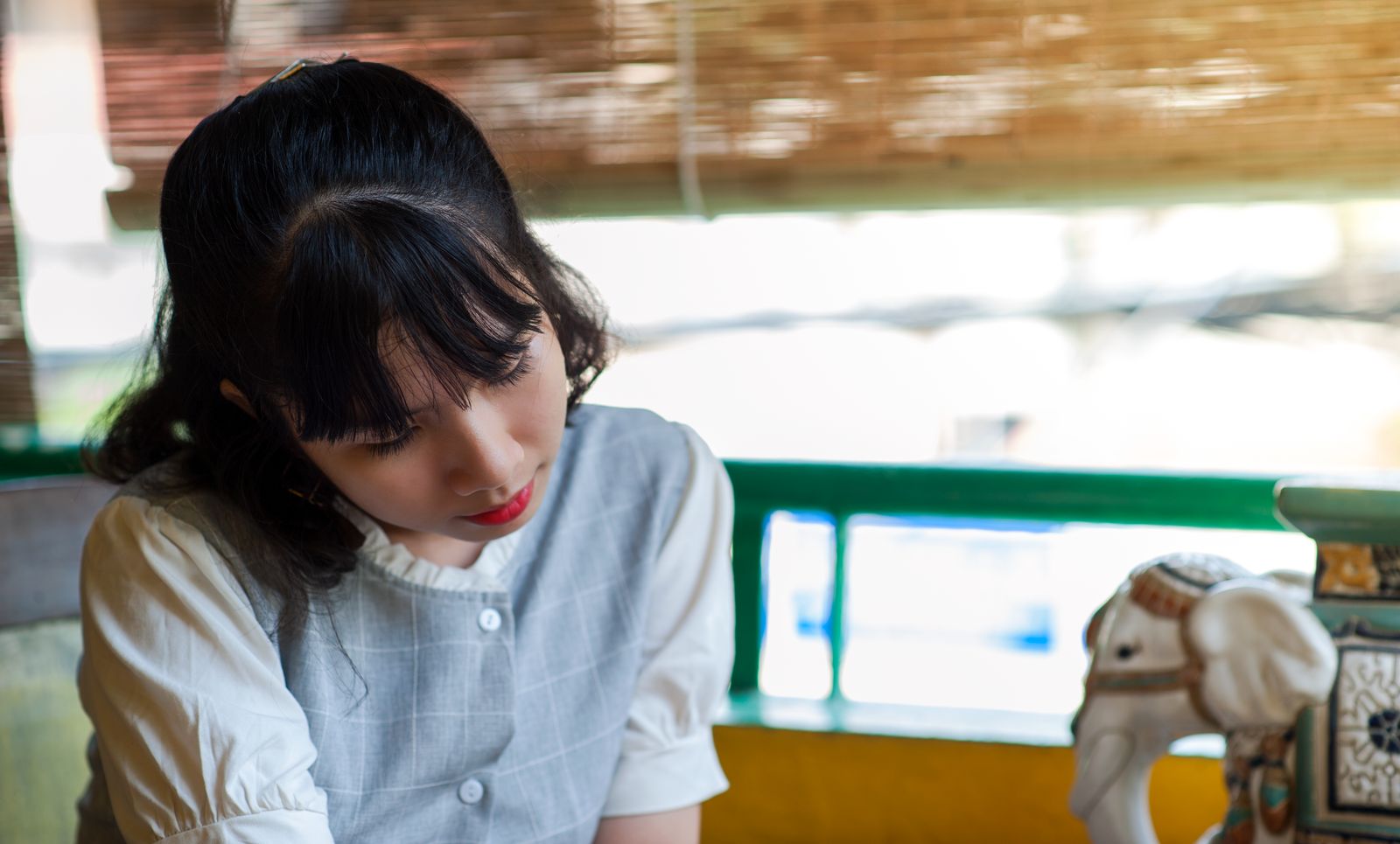 呼吸法 不安 落ち着く やり方について考える女性の様子