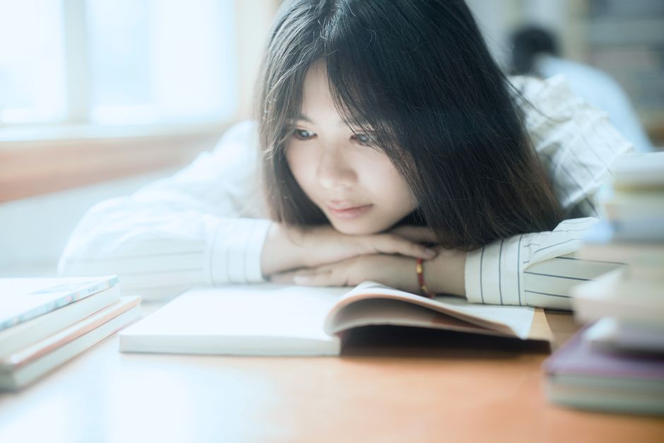 落ち着いて働く女性