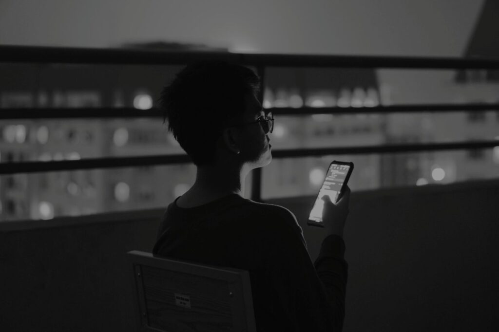 コーチ 比較 落ち込むに悩む女性のイメージ